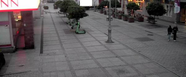 Szybka reakcja dyżurnego monitoringu – uszkodzona latarnia i elewacja budynku w centrum Kielc