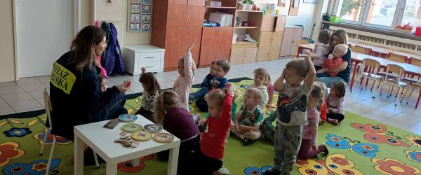 Strażnicy Miejscy na ekologicznej misji w przedszkolu! 