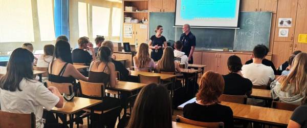 Bezpieczeństwo na drodze i odpowiedzialność prawna – spotkanie z młodzieżą w kieleckim liceum.